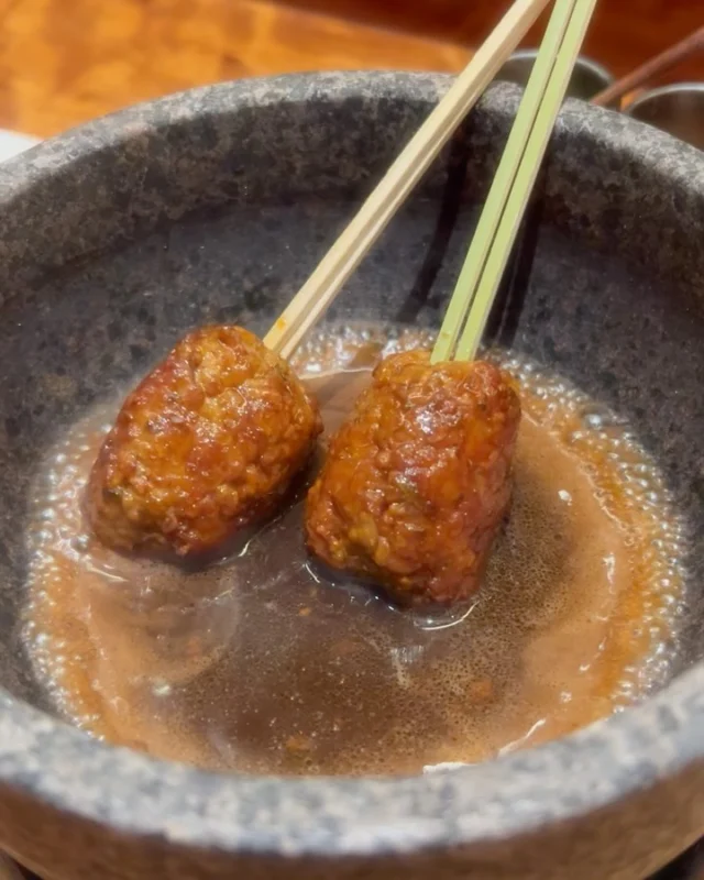 京都で美味しい鶏料理とワインを楽しむなら、侘家古暦堂は外せないお店の一つ🐓🌟  食材の品質の高さはもちろんのこと、何と言っても火入れと味付けが絶妙です🥰  コース料理の串一本目で提供される福知山産京地鶏のもも肉から大感動🥺✨  程よい弾力があり、噛めば噛むほどにじゅわりと溢れ出す旨味たっぷりの肉汁は一種の中毒性を感じさせます🔥  ハツはスーパーで売っている物とは段違いの味わいで、臭みは一切なくプリッとした食感を楽しめました💘  石窯の中でグツグツとタレを煮立たせていただく鴨つくね、もも肉と九条ネギの土鍋ご飯も絶品...🤤  お米を少し味わったあとに、鶏出汁をかけてお茶漬けにしていただくのもオツですね🌾✨  あの有名なマールブランシュ系列という事もあり、最後の杏仁アイスまで堪能させてもらいました🍨  私はノンアルコールでしたが、ワインペアリングも可能とのことなので次回はぜひリベンジしたいです🥂  #japan
#usa
#sonomacoast
#bogle
#chardonnay
#france
#pierrezero
#ノンアルコール
#germany
#scheuermann
#spätburgunder
#pinotnoir
#焼き鳥
#yakitori
#鴨つくね
#侘家古暦堂
#京都グルメ
#祇園グルメ
#茨城移住
#おうちごはん
#おうちワイン
#料理が好き
#料理好きな人と繋がりたい
#ワインが好き
#ワイン好きな人と繋がりたい
#ワインのある暮らし
#ワインのお供
#winestagram
#instawine
#winelover  ✼••┈┈┈┈••✼••┈┈┈┈••✼  💎 侘家古暦堂 祇園花見小路本店
📮 京都市東山区花見小路四条下る 祇園町南側 歌舞練場北側（京都市東山区祇園町南側570）
📲 075-532-3355
⏰ [月・火・水・木・金・土]
☀️ 11:30～14:30
🌙 17:30～22:00  ✼••┈┈┈┈••✼••┈┈┈┈••✼